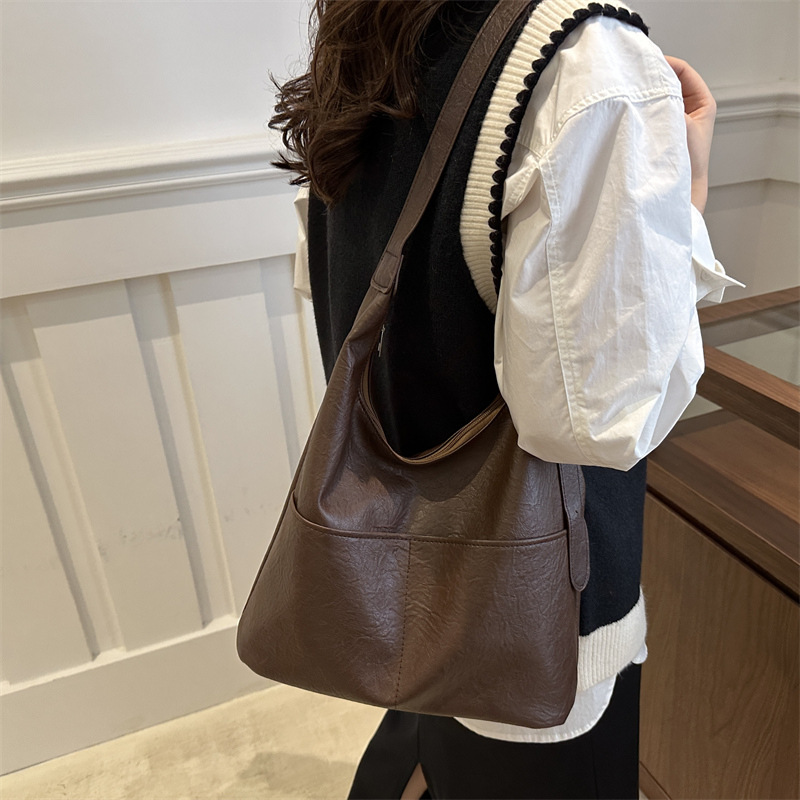 Bolso de mujer 2024, nuevo otoño y invierno de alta calidad, bolso de brazo de viaje simple, bolso de hombro de gran capacidad para mujeres.