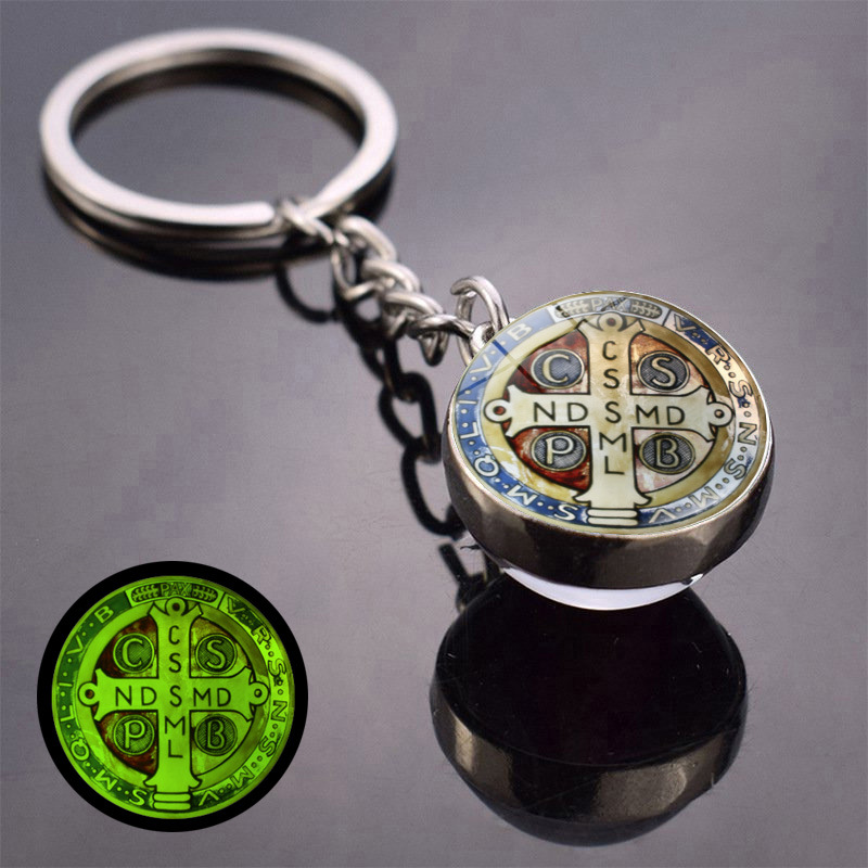 Luz de noche Saint Benedict Medal colgante llavero colgante de doble cara bola de cristal llavero joyería pequeña mercancía
