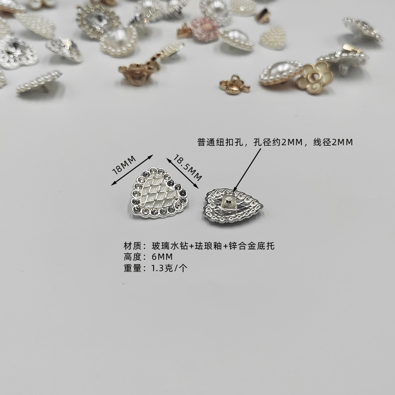 Los fabricantes venden directamente sirimi Diamond hebillas llenas de joyas de aleación de corazón de melocotón accesorios de ropa con botones de pies