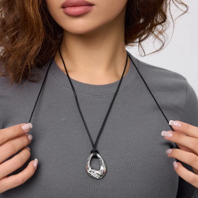 European and American Cross-Border Jewelry for Women, Simple Geometric Oval Wax Rope Necklace, Personalized Asymmetrical Special-Shaped Cut Out Pendant Necklace