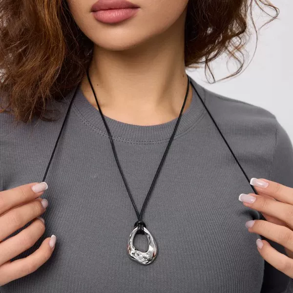 European and American Cross-Border Jewelry for Women, Simple Geometric Oval Wax Rope Necklace, Personalized Asymmetrical Special-Shaped Cut Out Pendant Necklace