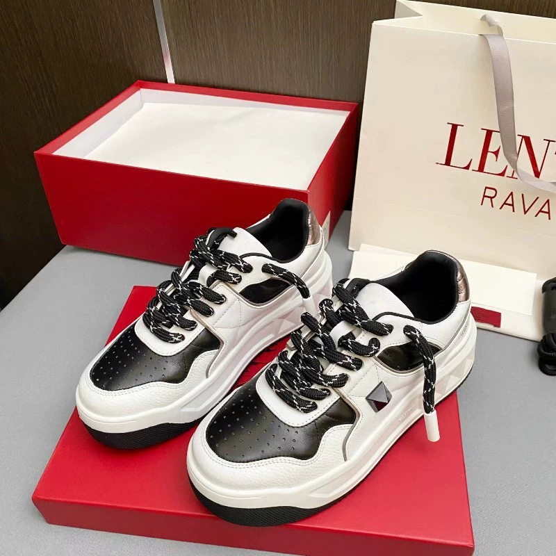 Топовая версия 2024V новый продукт кеды с декоративными заклепками, повседневные спортивные туфли с круглым носком, модные парные туфли на толстой подошве и платформе