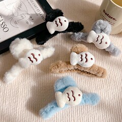 秋冬の新型小魚がぬいぐるみを捕まえてかわいい少女の心を飾って子供の後頭部を飾ってサメのクリップを出します。
