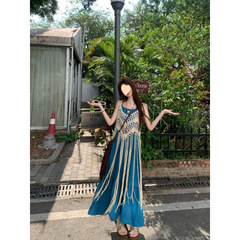 リゾートブルーのストラップワンピース女性の夏のゆったりとした優しいロングスカートのデザイン感があります。