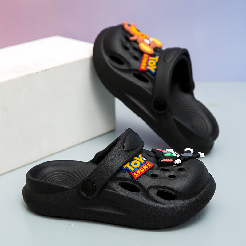 Nuevos zapatos con agujeros para niños, zapatos, zapatos de playa desmontables para niños pequeños y medianos, accesorios de dibujos animados, arrastre para niños y niñas