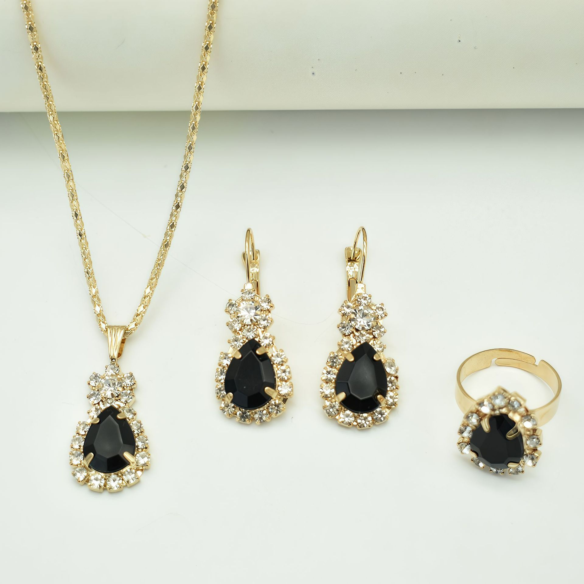 블랙 쓰리피스 슈트