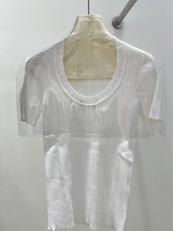 Quality white sweater with a round collar, with short sleeve