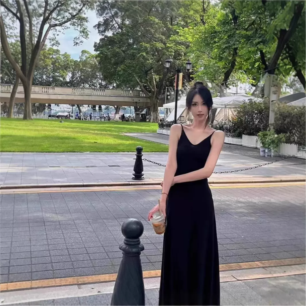 法式显瘦黑色吊带连衣裙女气质纯色吊带裙裙春秋修身无袖收腰新款