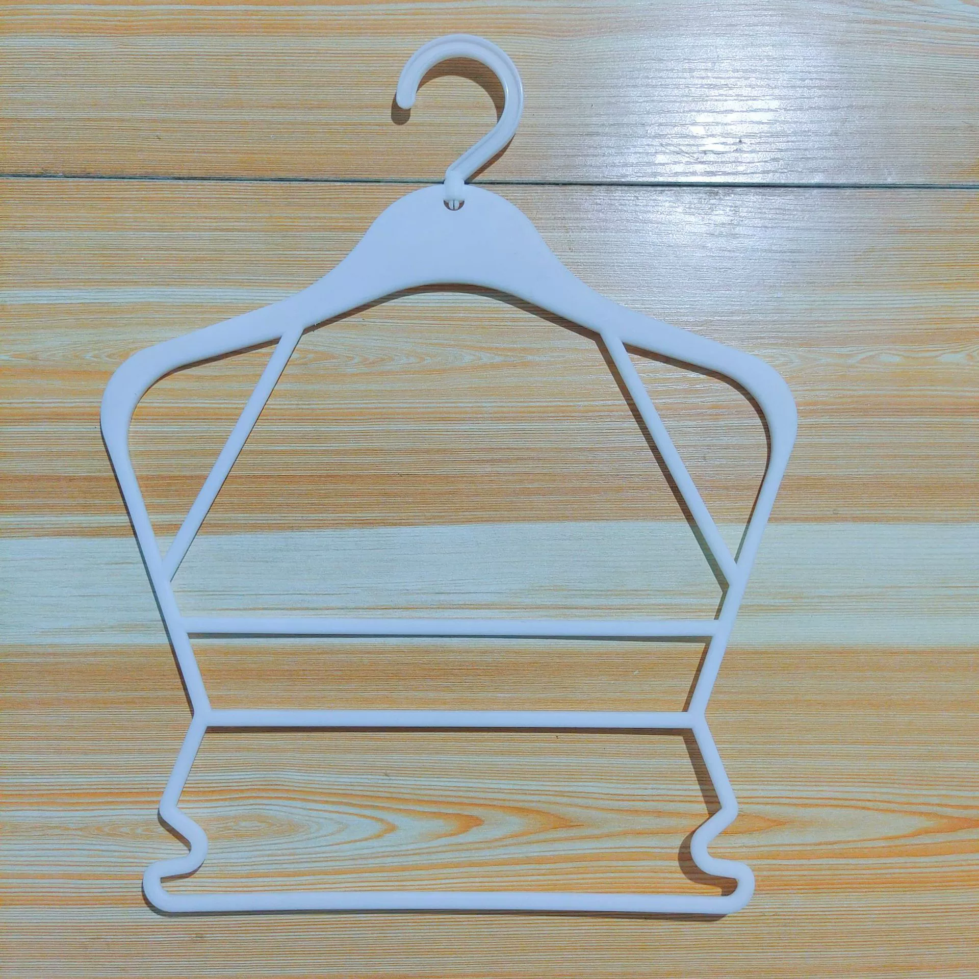 Производитель поставляет детские костюмы, комбинезоны, вешалки для магазинов одежды, одноразовые пластиковые напольные стеллажи для детской одежды, товары для универмагов.