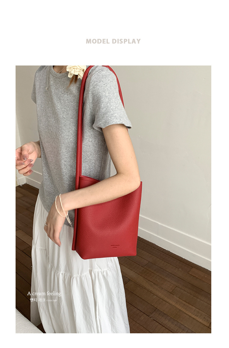 A trendy and versatile single-shoulder underarm bag for women in the summer of 2025, featuring a niche design and a simple commuting bucket bag full figure