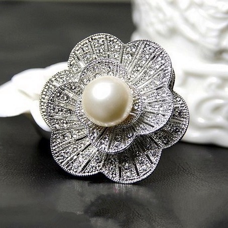 The new recommended Korean version of fine Diamond Pearl Rhinestone Brooch elegant chic corsage