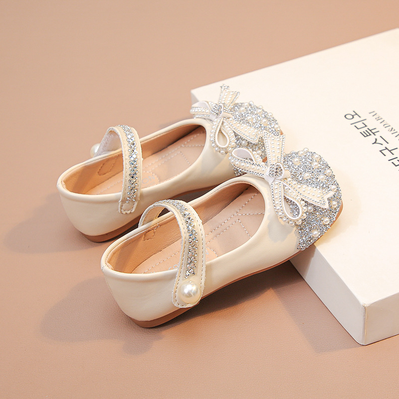 Zapatos de princesa de cristal de niñas 2026 verano nuevo niño color sólido zapatos de cuero brillantes zapatos de un solo niño