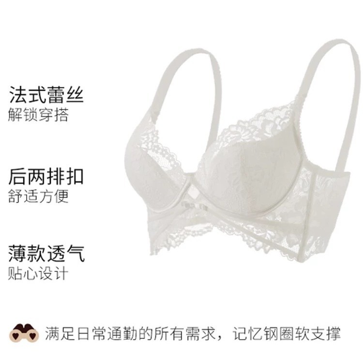 Los pechos pequeños de encaje francés muestran ropa interior de niña grande y pura