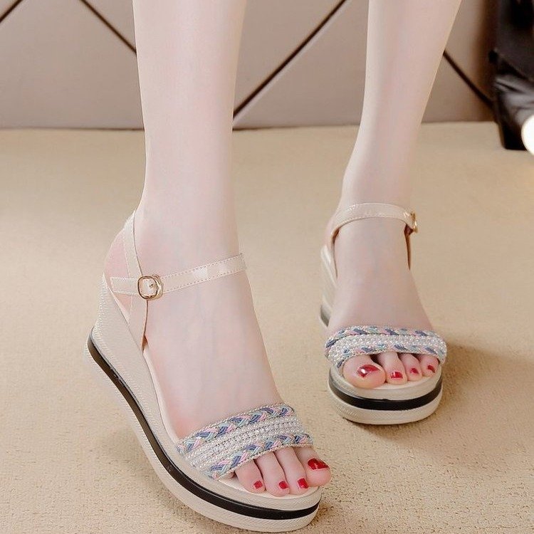 Sandalias para mujeres verano 2026 nueva moda de tacones altos muffin fondo grueso temperamento extranjero zapatos de playa de hadas de moda