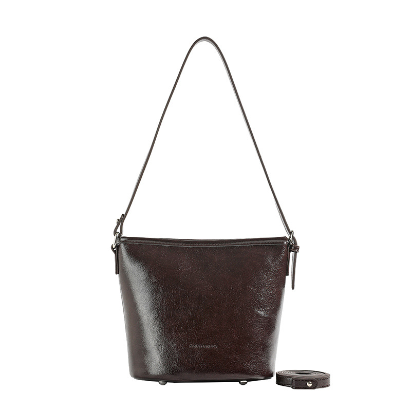 Bolsos de mano retro de alta textura para mujeres 2025, nuevos bolsos de hombro de moda simples, bolsos de cubo de transporte universal