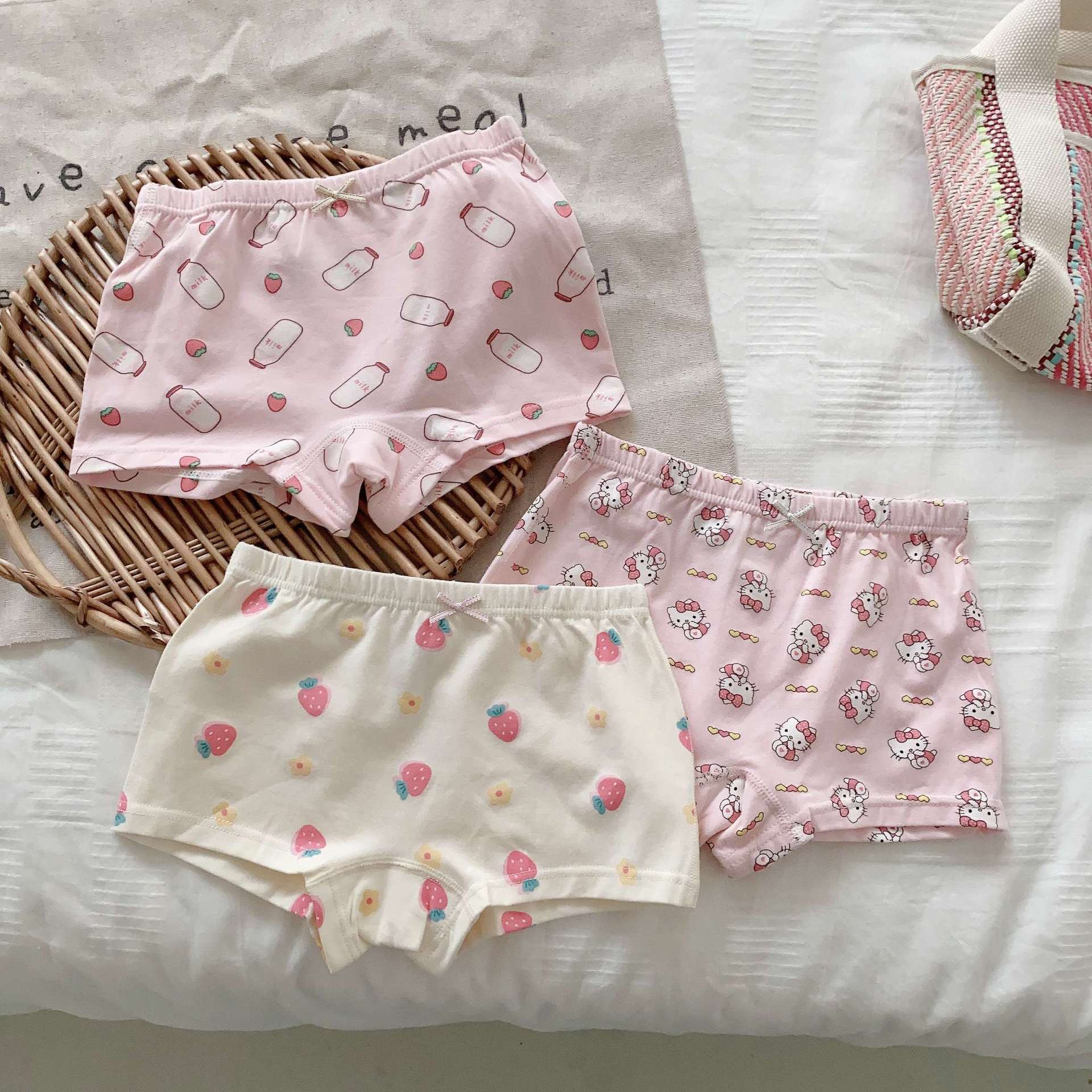 Huancai Autumn New Arrival Fresh and Fashionable Spandex Cotton Trice Trunks for Boys and Girls Children Cartoon Flat Pants