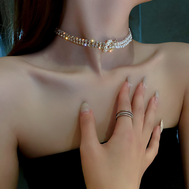 Simple Style Round Rhinestones Mixed Materials Mother Pearl Shellfish Choker Wholesale display picture 2