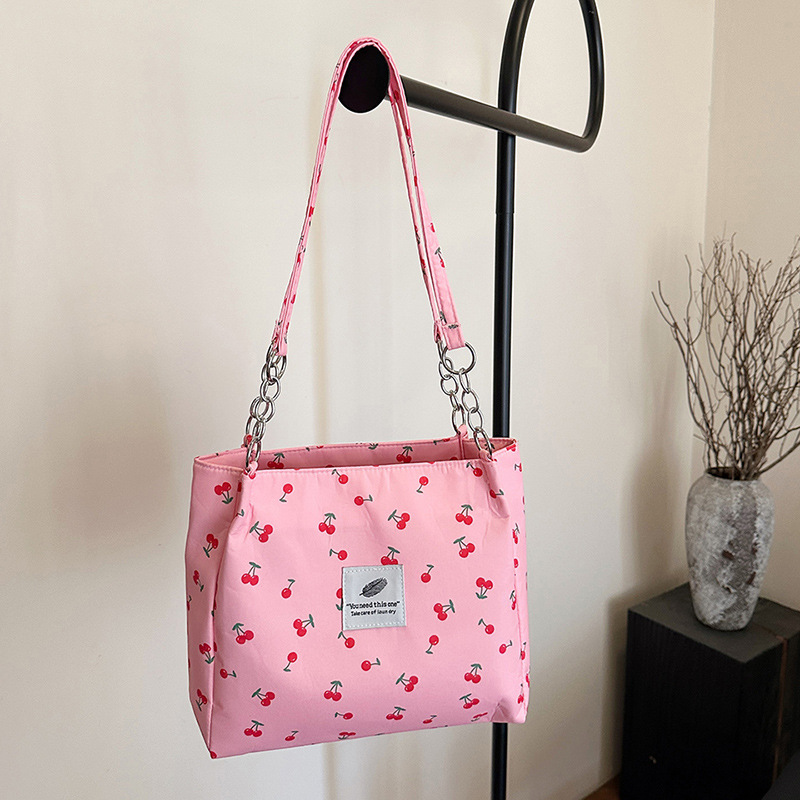 Moda pequeña y fresca impresión de cereza bolsos de invierno 2025, bolsos de mujer nuevos, bolsos de gran capacidad, bolsos de mujer de estilo exterior.