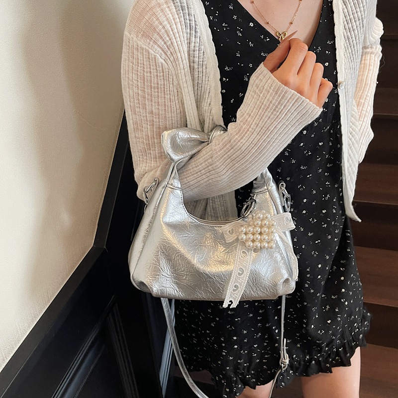 Bolso de alta calidad con textura 2025 verano nuevo estilo bolso femenino moda patrón de agarre de mano bolso de mensajero con letras de todo fósforo