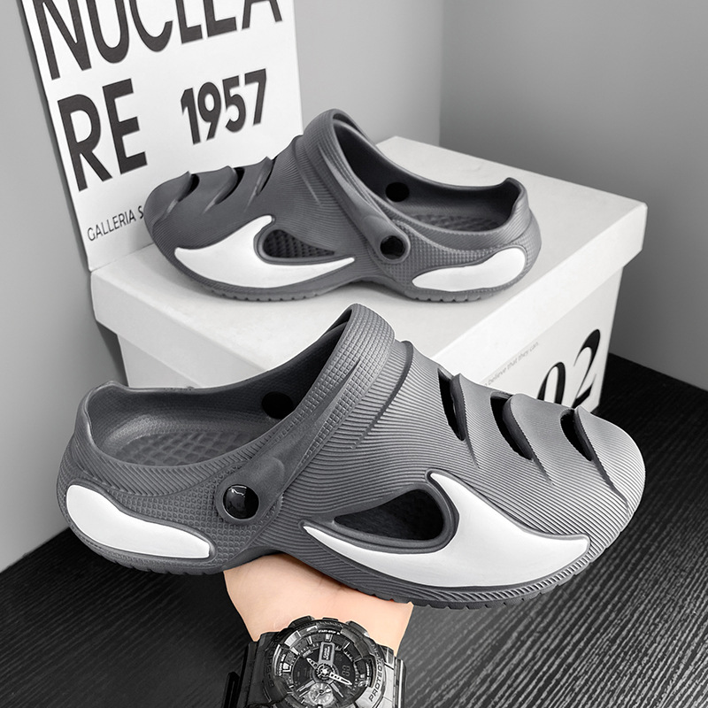 Zapatillas para hombres de verano Baotou Hole Sandallas para hombres pisar la sensación de deslizamiento fuera de la playa de ocio dos zapatillas frías