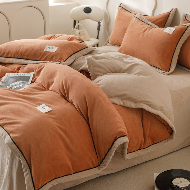 Alta sensación de cama de terciopelo de leche cuatro piezas con sábanas de terciopelo de coral de brida en otoño y invierno con un conjunto de terciopelo de tres piezas