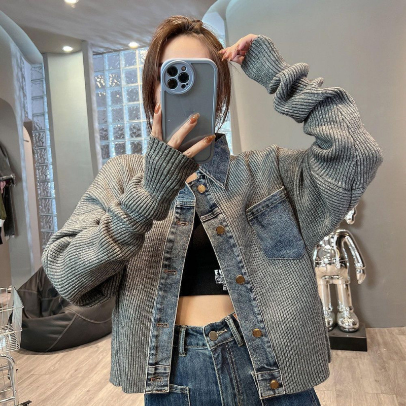 デザイン感の小さい大衆のゆったりしたファッションの短いジャケットの上着の女性の秋の新型の復古のデニムはニットのコートをつなぎ合わせます。|undefined