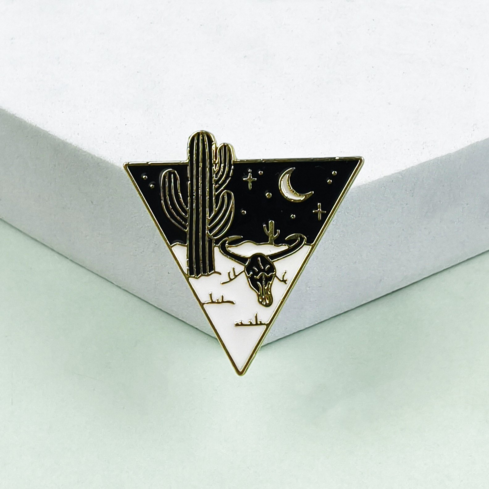 Creativo Xingyue Mountain River Plant Broche Triángulo Geometría Aleación Pin decorativo Medalla Accesorios de vestir Punto transfronterizo