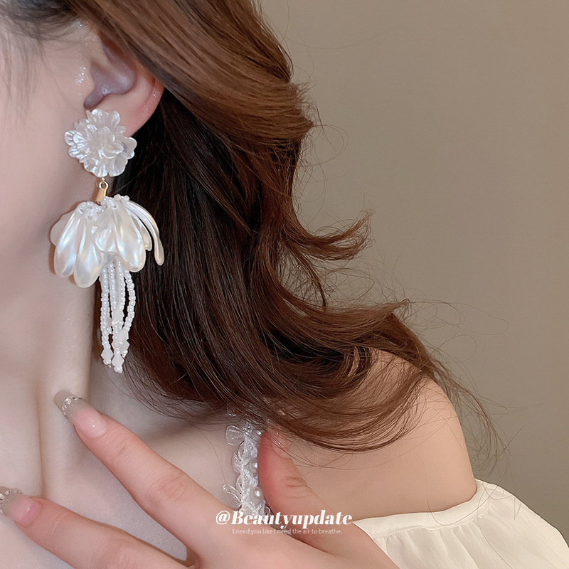 Pendientes de borla de flor de cristal artificial blanco puro con aguja de plata Pendientes de temperamento dulce y elegante Pendientes de sentido avanzado de nicho