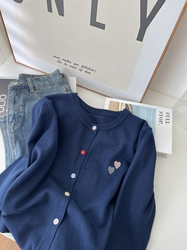 女性用の高級長袖ニットカーディガン、ファッショナブルな刺繍入り多用途セーター、シックなカラフルなボタントップ 6026|undefined