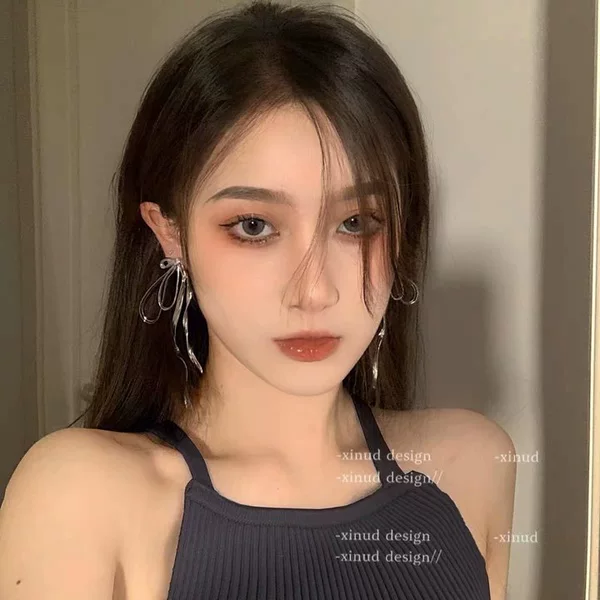 Asymmetrical earrings with bow