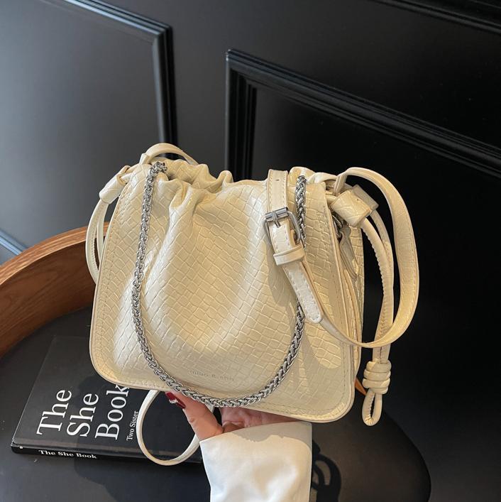 2025 nuevo bolso pequeño de gran venta, textura femenina, bolso de mensajero de un solo hombro popular de todo fósforo, cadena de moda, bolso cuadrado pequeño tejido