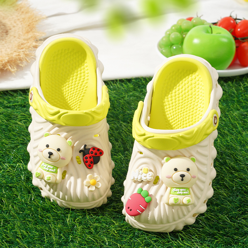 Nuevos zapatos de agujero de fondo suave de Baotou de dibujos animados lindo para hombres y mujeres, niños de mediana edad eva, ropa exterior ligera, sandalias y zapatillas de todo fósforo al por mayor