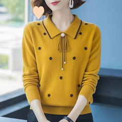 お母さんの秋の服の新型の中年のお母さんは上着を着て頭をめくって洋風のセーターのメリヤスを着ます。