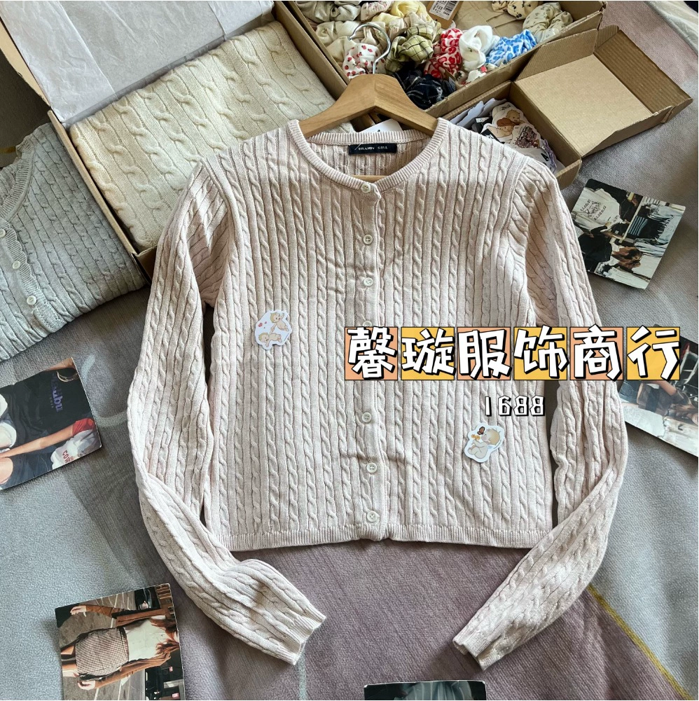 Кардиган-свитер, slim fit, белый пин с косичкой/косой детали, один размер, изделие из вязаного узором трикотажа