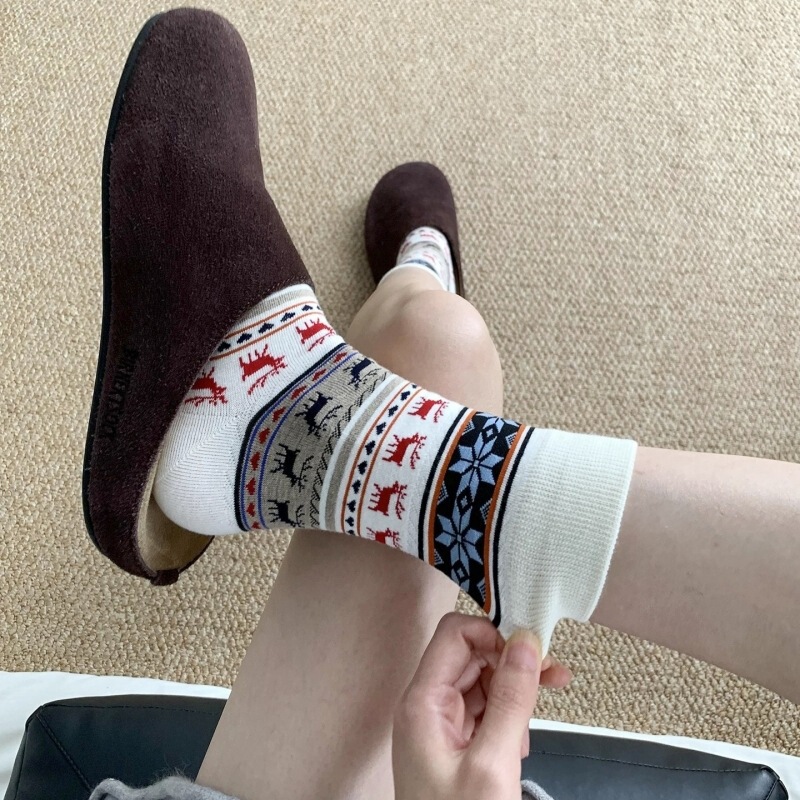 Mid-Calf Autumn and Winter Socks Are Essential for Women, Providing a Retro Vibe with Stacked Fair Isle Socks