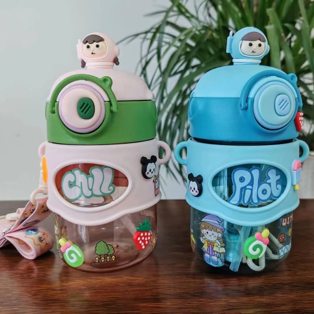 Taza de agua de plástico para niños con diseño planetas y astronautas, taza con pajita de dibujos animados de alto valor facial, venta directa de fábrica en línea.