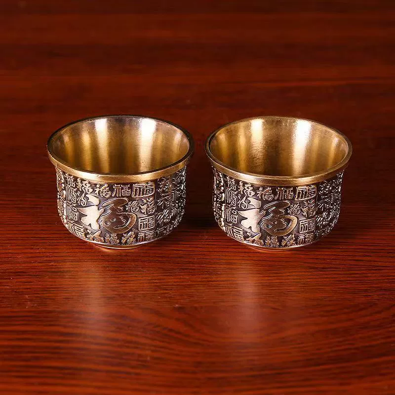 Чистая медная чашка для воды