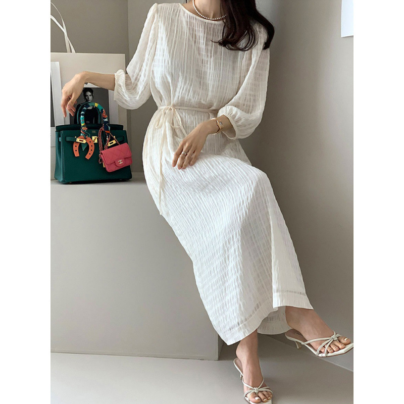 Elegant and refined Korean Chic long dress with round neck, three-quarter sleeves, tie waist, slit, and plaid pattern Elegant and refined Korean Chic long dress with round neck, three-quarter sleeves, tie waist, slit, and plaid pattern