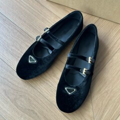 女性用の靴は広東省で製造されています。三角ロゴベルベットダブルストラップメリージェーンシューズ女性用春と夏ラウンドトゥ浅い口レトロバレエシューズ