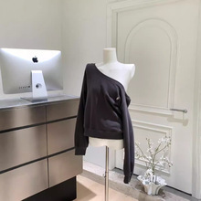 露思同款韩国斜肩灰色卫衣24年新款时尚露肩上衣女