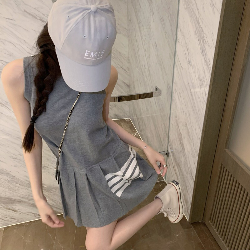Summer women's new Japanese and Korean hot girl fashion casual high sense TB wind gray knitted pleated tennis dress