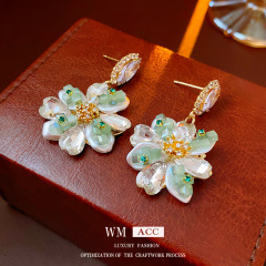 銀の針はダイヤモンドの色の花のイヤリングを入れます。