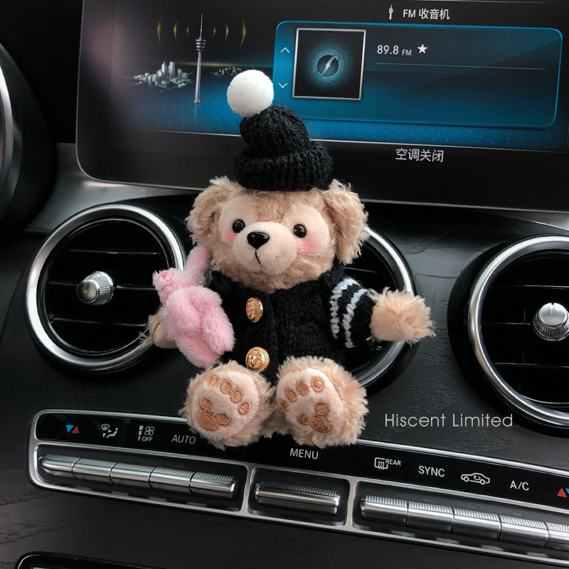 2025 nuevo coche muñeca oso de felpa Tamiflu coche aromaterapia de salida de aire decoración interior accesorios de coche decoración mujer