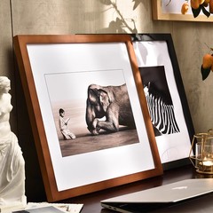 正方形の実木の額縁は額縁を表装して壁を掛けます。