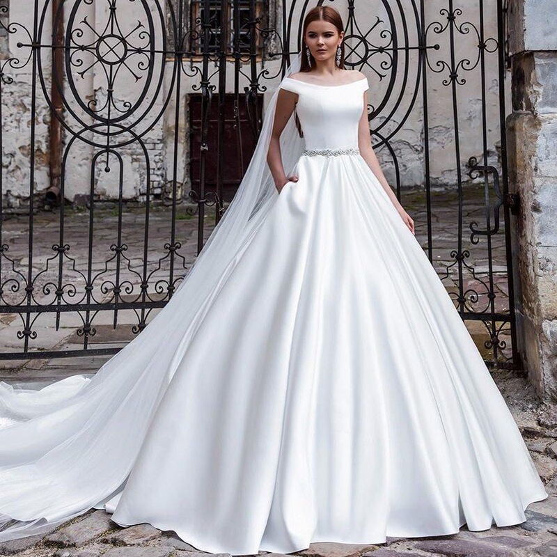 2022 New Foreign Trade Wedding Dress with Small Train, Satin Off-Shoulder Design, Simple Style for Wedding and Travel Photos, Slimming Effect, Cross-Border