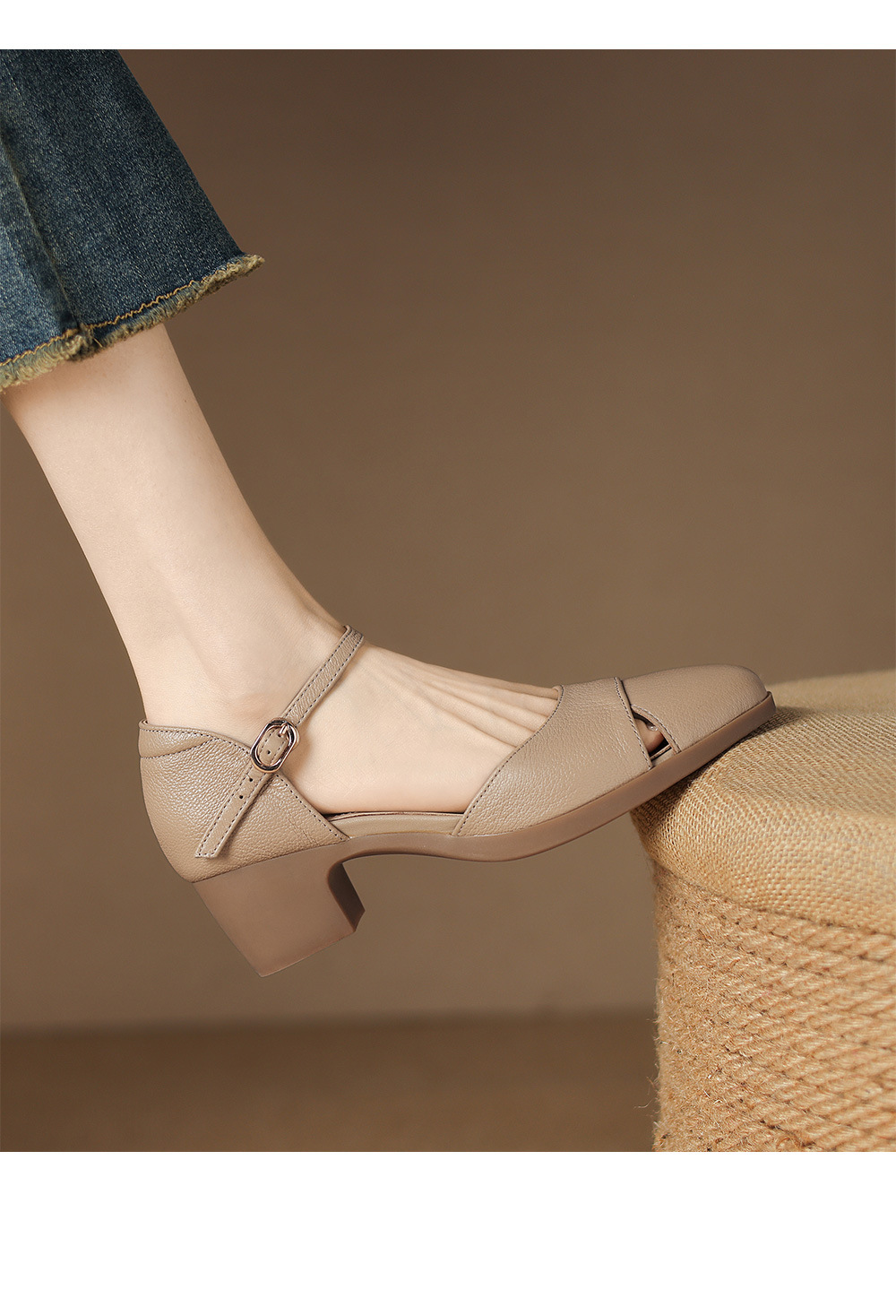 Sandal nữ da dê quai ngang khóa một dây, gót vừa 4,5 cm, mũi kín hở gót — Màu trắng nhạt chi tiết 8