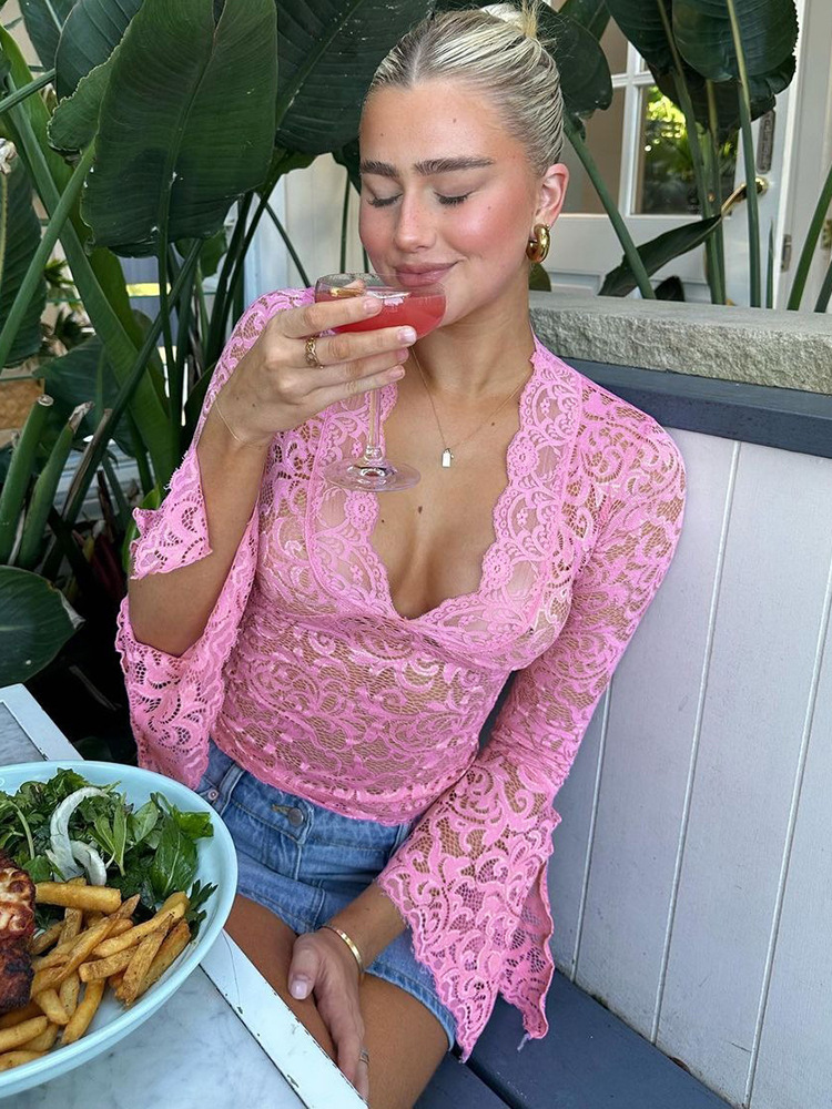 Stile Instagram da donna, taglio corto aderente con scollo a V profondo, ombelico scoperto e pizzo trasparente, maniche lunghe, piccante_voghion.com
