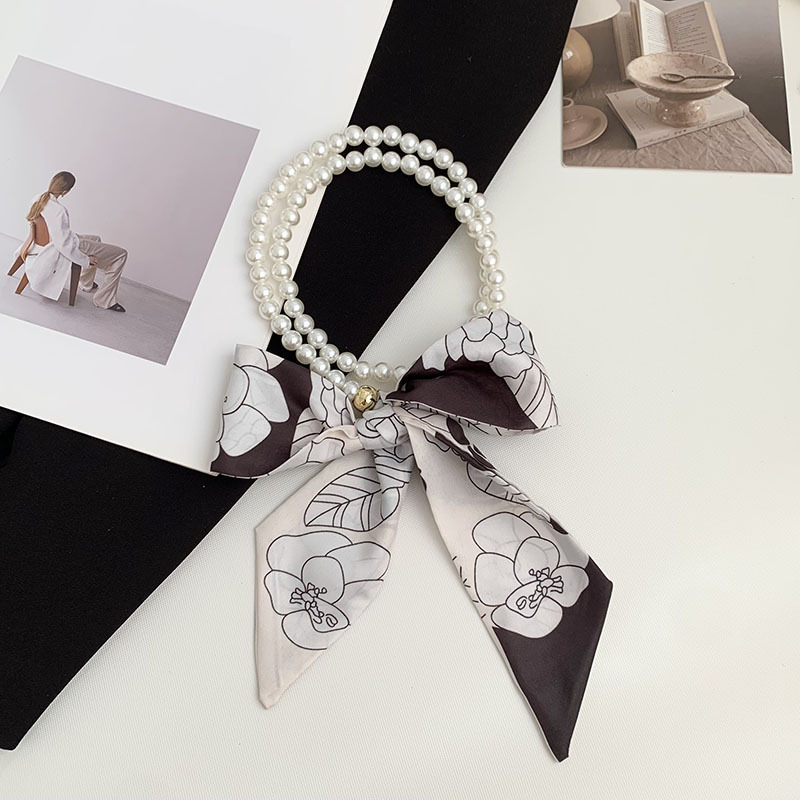 Pequeña bufandas para mujeres de verano 2025 collar de perlas retrógrado francés con bufandas de seda collar decoración clavícula variable correa