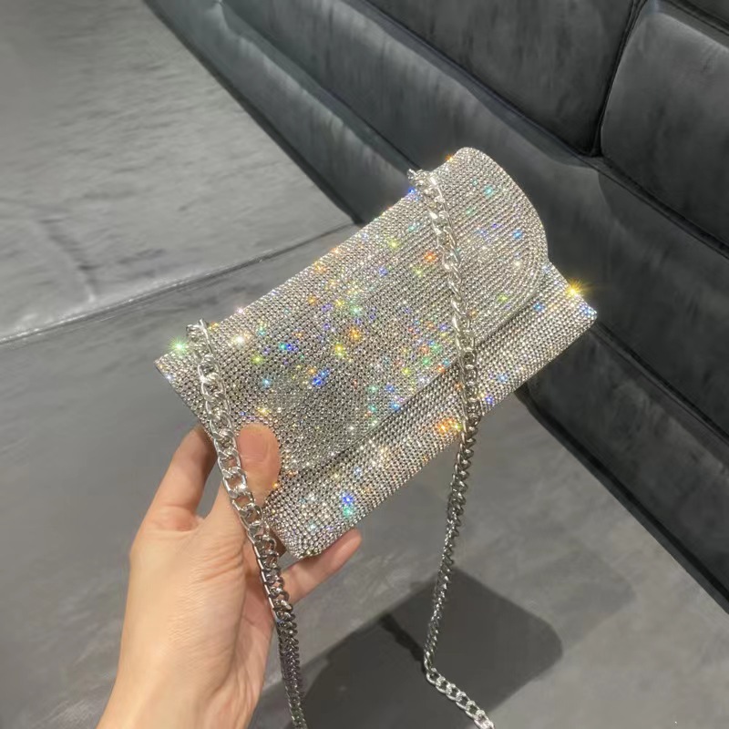 2024 Mini bolso de diamantes de imitación Guangzhou Trend Cross-border Foreign Trade Chain Ropa de cena con estilo bolso de tarjeta de cambio bolso de mensajero