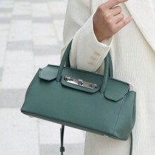 togo�^��ţƤŮ���μ�Ůʿ�����r�д���������ˮͰ������ܛƤ�w�^